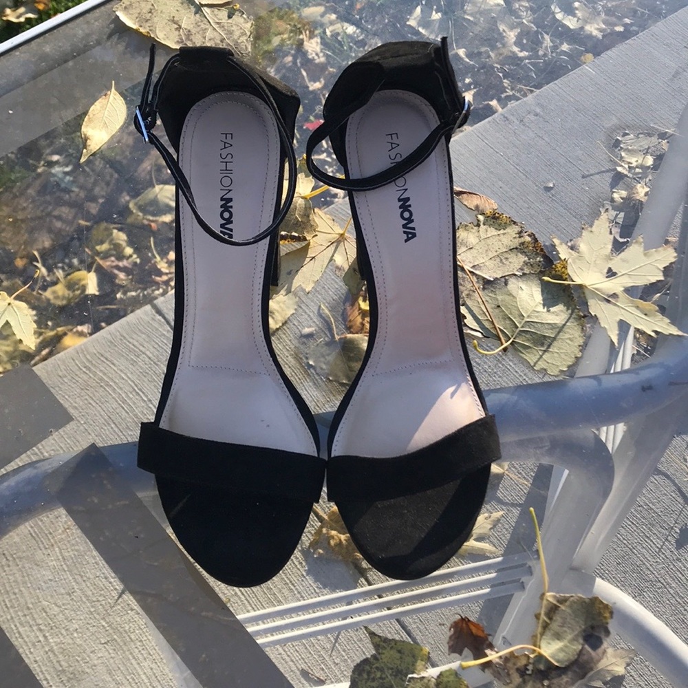 🖤🖤Black Fashion Nova  heels🖤🖤